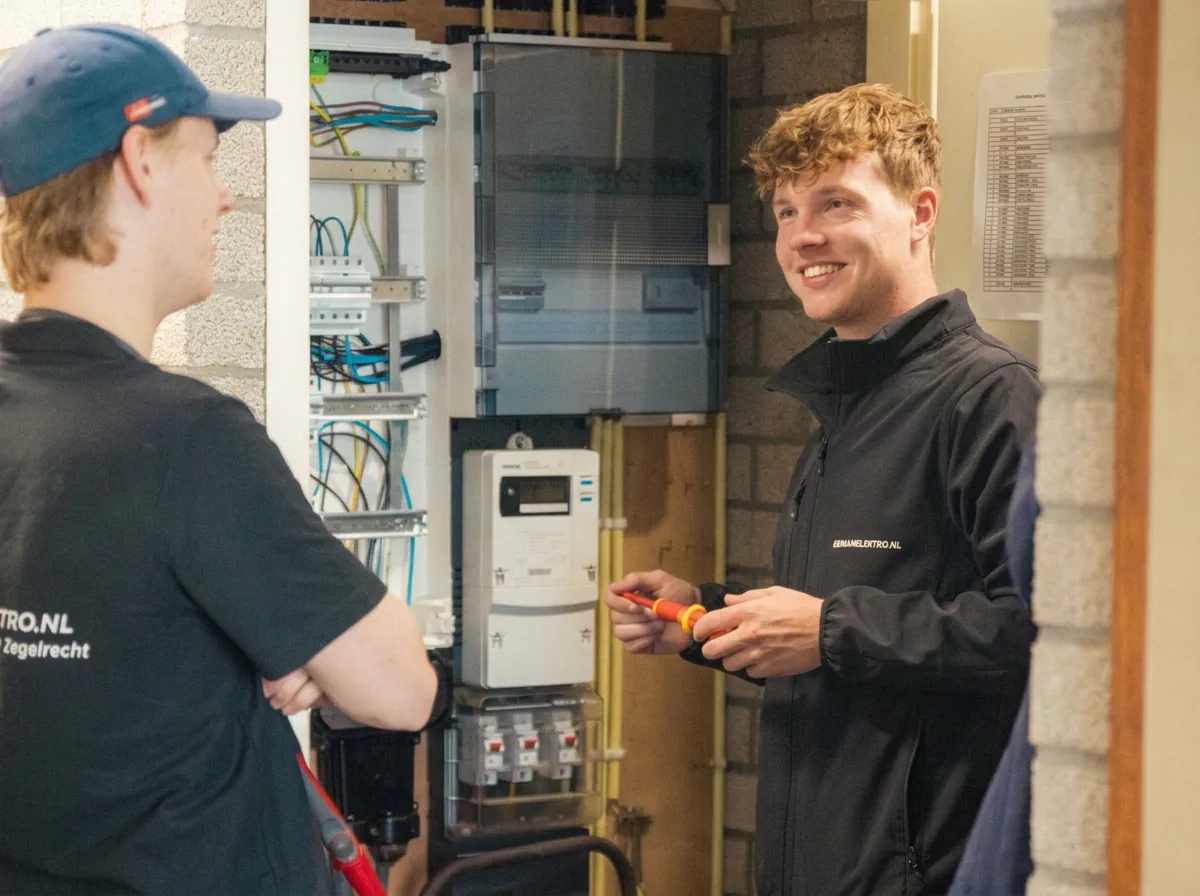 Twee monteurs van Zeemanelektro bij een meterkast