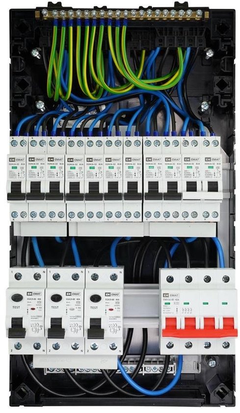 Open EMAT groepenkast met installatieautomaten, aardlekschakelaars en krachtgroep