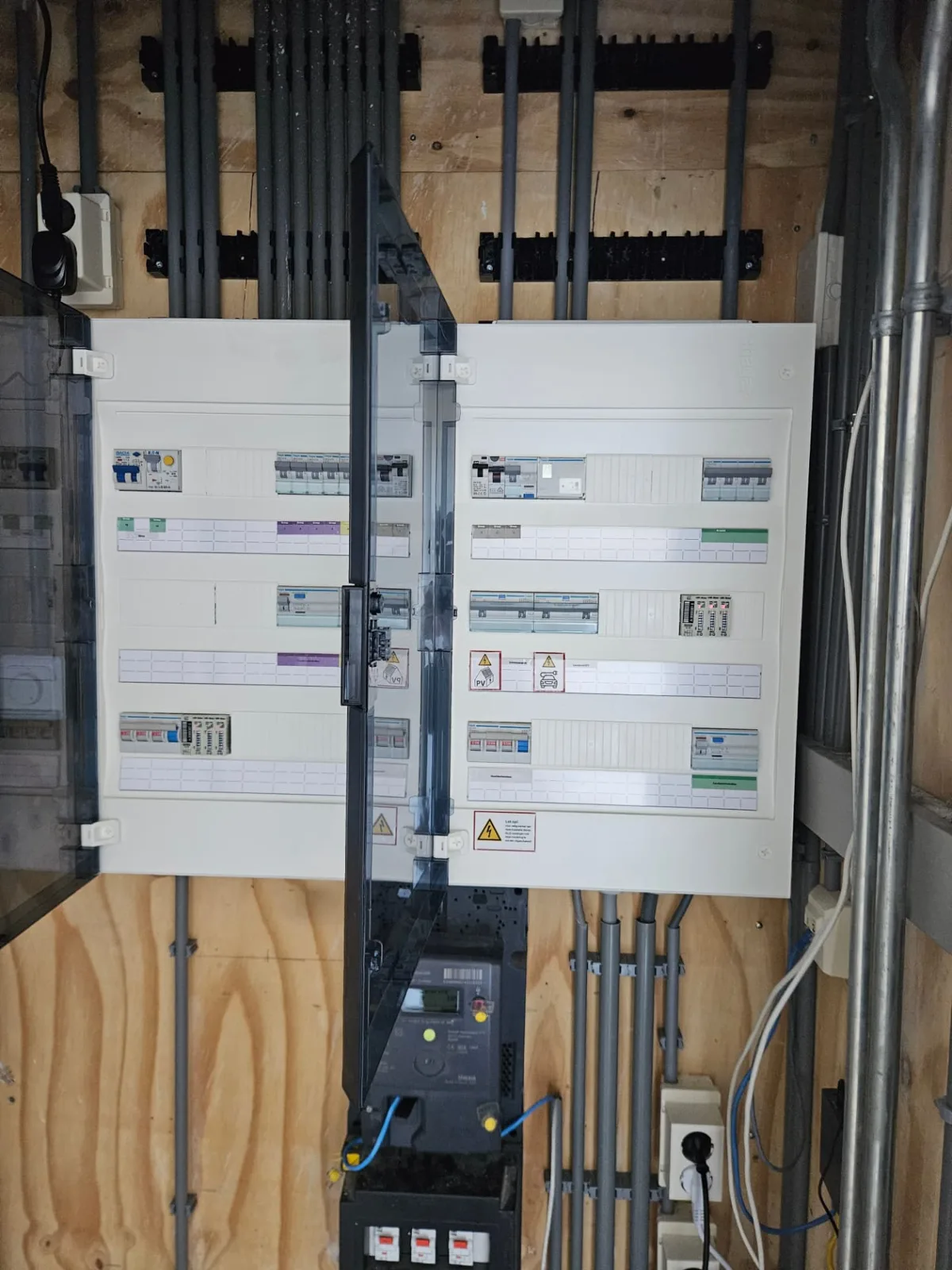 Nieuwe Hager Vega groepenkast in Emmen, ontworpen voor laadpalen, zonnepanelen en een 3×50 A-hoofdaansluiting