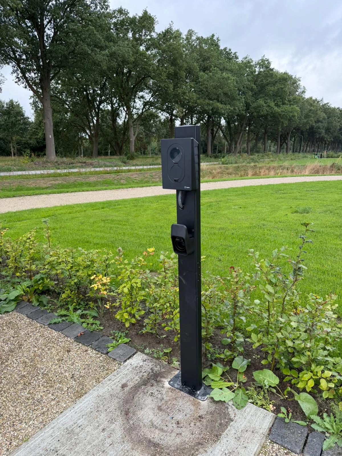 Zaptec Go 2 laadpaal op vrijstaande paal naast oprit in Klazienaveen-Noord