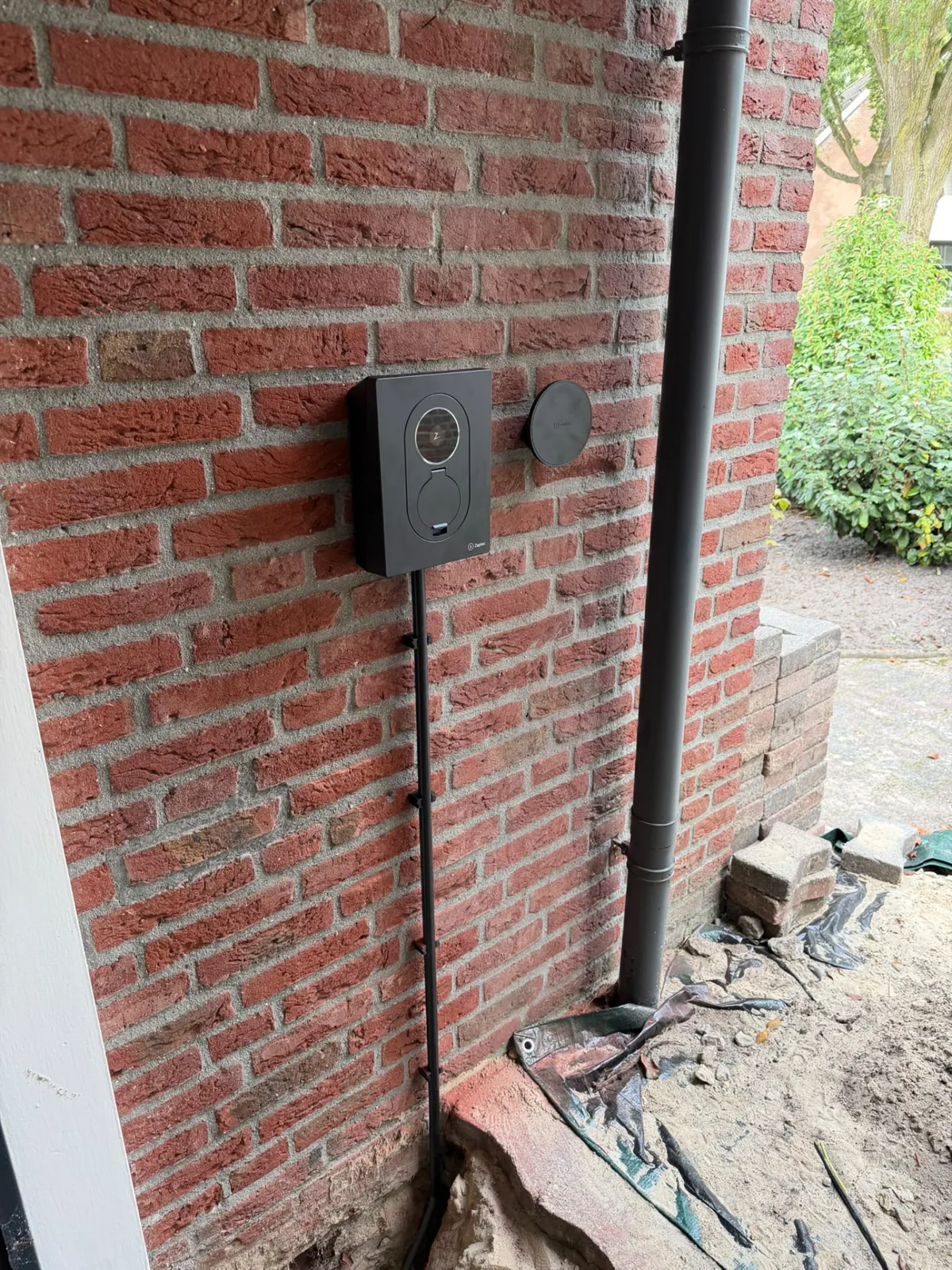 Zaptec Go 2 laadstation aan de gevel in Schoonebeek