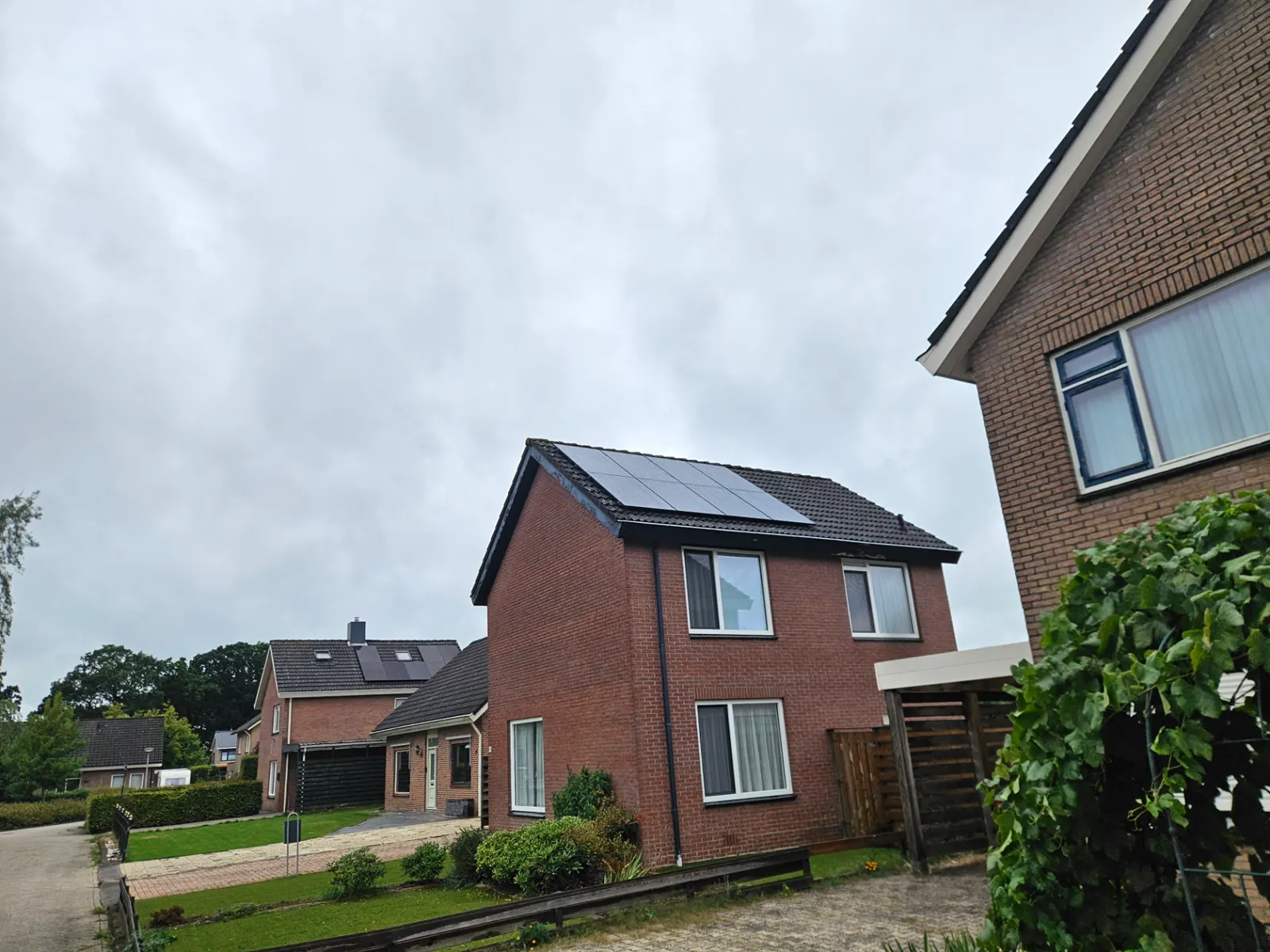 8 zonnepanelen op pannendak van woning in Nieuw-Amsterdam