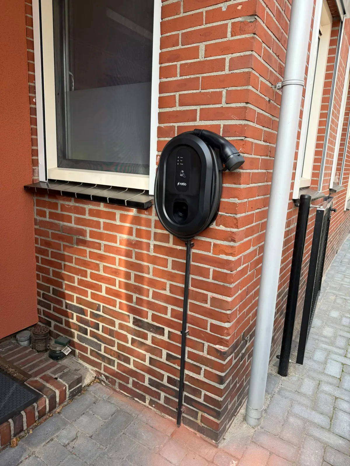 Ratio Solar laadstation met MID-meter en vaste laadkabel aan de gevel in Emmer-Compascuum